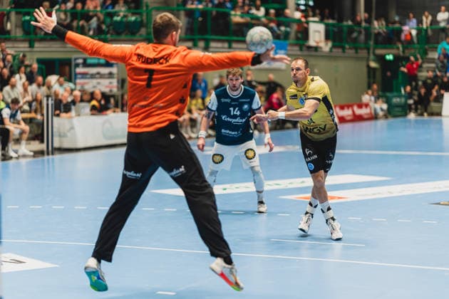 Christopher Rudeck (Bergischer HC, 01) haelt einen Wurf von Kai Haefner (TVB Stuttgart, 34), Gerdas Babarskas (Bergischer HC, 14) schaut zu Bergischer HC vs. TVB Stuttgart, Handball, Daikin 1.HBL, 28.Spieltag, Saison 2025 26, 12.04.2026, Bergischer HC vs. TVB Stuttgart, Handball, Daikin 1.HBL, 28.Spieltag, Saison 2025 26, 12.04.2026 Wuppertal Copyright: xEibner-Pressefoto LukasxBaldygax EP_LBA