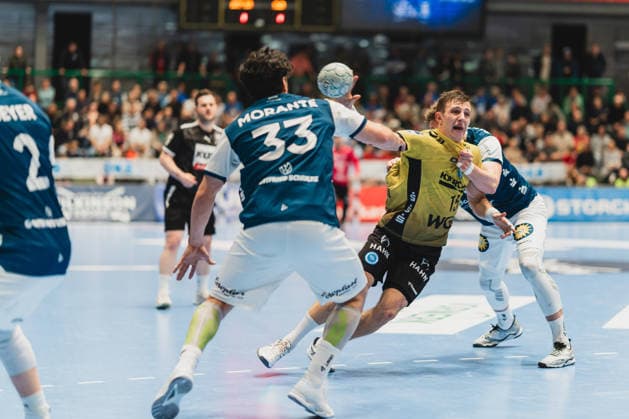 Eloy Morante Maldonado (Bergischer HC, 33), Simone Mengon (TVB Stuttgart, 15) wird gehalten von Gerdas Babarskas (Bergischer HC, 14) Bergischer HC vs. TVB Stuttgart, Handball, Daikin 1.HBL, 28.Spieltag, Saison 2025 26, 12.04.2026, Bergischer HC vs. TVB Stuttgart, Handball, Daikin 1.HBL, 28.Spieltag, Saison 2025 26, 12.04.2026 Wuppertal Copyright: xEibner-Pressefoto LukasxBaldygax EP_LBA