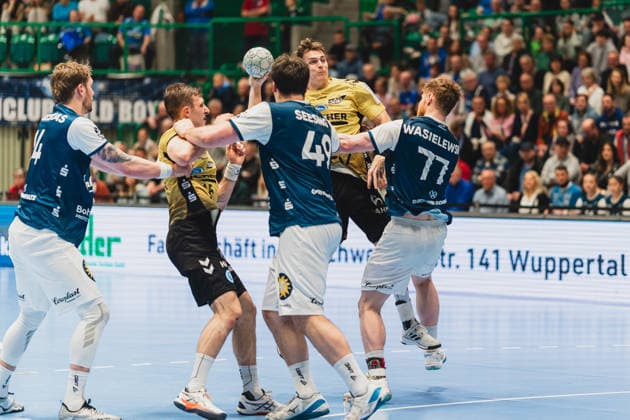 Gerdas Babarskas (Bergischer HC, 14), Simone Mengon (TVB Stuttgart, 15), Aron Seesing (Bergischer HC, 49), Max Haefner (TVB Stuttgart, 03) beim Wurf verteidgt von Johannes Wasielewski (Bergischer HC, 77) Bergischer HC vs. TVB Stuttgart, Handball, Daikin 1.HBL, 28.Spieltag, Saison 2025 26, 12.04.2026, Bergischer HC vs. TVB Stuttgart, Handball, Daikin 1.HBL, 28.Spieltag, Saison 2025 26, 12.04.2026 Wuppertal Copyright: xEibner-Pressefoto LukasxBaldygax EP_LBA