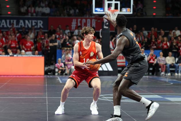 Justinian Jessup (FC Bayern Basketball, 10) mit Amadou Sow (Niners Chemnitz, 12), GER, FC Bayern Basketball vs. Niners Chemnitz, Basketball, easycredit Basketball Bundesliga, 29. Spieltag, Saison 2025 2026, 12.04.2026, GER, FC Bayern Basketball vs. Niners Chemnitz, Basketball, easycredit Basketball Bundesliga, 29. Spieltag, Saison 2025 2026, 12.04.2026 Muenchen Copyright: xEibner-Pressefoto JennixMaulx EP_JML