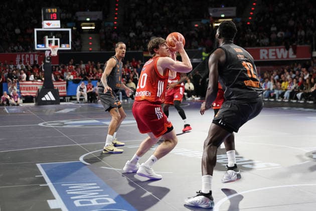 Justinian Jessup (FC Bayern Basketball, 10) mit Amadou Sow (Niners Chemnitz, 12), GER, FC Bayern Basketball vs. Niners Chemnitz, Basketball, easycredit Basketball Bundesliga, 29. Spieltag, Saison 2025 2026, 12.04.2026, GER, FC Bayern Basketball vs. Niners Chemnitz, Basketball, easycredit Basketball Bundesliga, 29. Spieltag, Saison 2025 2026, 12.04.2026 Muenchen Copyright: xEibner-Pressefoto JennixMaulx EP_JML