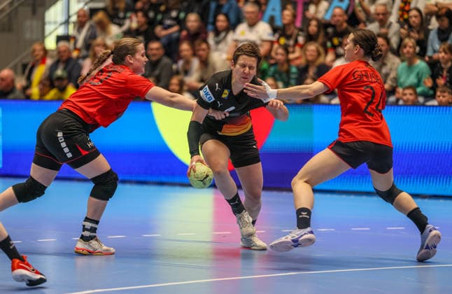 GER, Hamm, Deutschland vs Belgien, EHF EURO Qualifiers, Handball, EHF, Spielzeit 2025 2026, WESTPRESS arena, 6. Spieltag im Bild v.l.: Alina Grijseels (Deutschland Handball Frauen 4), Estelle Ghijsens (Belgien Handball Frauen 24) DFB DFL REGULATIONS PROHIBIT ANY USE OF PHOTOGRAPHS AS IMAGE SEQUENCES AND OR QUASI-VIDEO, 12.04.2026 Copyright: HMBxMedia HendrikxHamelau