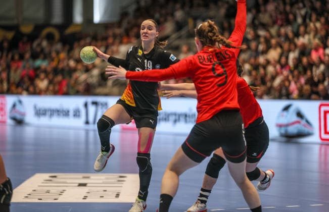 GER, Hamm, Deutschland vs Belgien, EHF EURO Qualifiers, Handball, EHF, Spielzeit 2025 2026, WESTPRESS arena, 6. Spieltag im Bild v.l.: Nieke Kühne (Deutschland Handball Frauen 9), Sien Buelens (Belgien Handball Frauen 9) DFB DFL REGULATIONS PROHIBIT ANY USE OF PHOTOGRAPHS AS IMAGE SEQUENCES AND OR QUASI-VIDEO, 12.04.2026 Copyright: HMBxMedia HendrikxHamelau