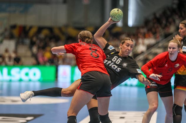 GER, Hamm, Deutschland vs Belgien, EHF EURO Qualifiers, Handball, EHF, Spielzeit 2025 2026, WESTPRESS arena, 6. Spieltag im Bild v.l.: Nele Antonissen (Belgien Handball Frauen 8), Dana Bleckmann (Deutschland) DFB DFL REGULATIONS PROHIBIT ANY USE OF PHOTOGRAPHS AS IMAGE SEQUENCES AND OR QUASI-VIDEO, 12.04.2026 Copyright: HMBxMedia HendrikxHamelau