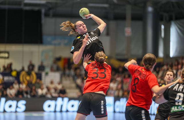 GER, Hamm, Deutschland vs Belgien, EHF EURO Qualifiers, Handball, EHF, Spielzeit 2025 2026, WESTPRESS arena, 6. Spieltag im Bild: Viola Leuchter (Deutschland Handball Frauen 77), Eva Xhonneux (Belgien Handball Frauen 33) DFB DFL REGULATIONS PROHIBIT ANY USE OF PHOTOGRAPHS AS IMAGE SEQUENCES AND OR QUASI-VIDEO, 12.04.2026 Copyright: HMBxMedia HendrikxHamelau