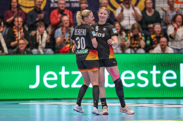 GER, Hamm, Deutschland vs Belgien, EHF EURO Qualifiers, Handball, EHF, Spielzeit 2025 2026, WESTPRESS arena, 6. Spieltag im Bild v.l.: Jenny Behrend (Deutschland Handball Frauen 30), Nina Engel (Deutschland Handball Frauen 8), Tor, Jubel und Freude, Emotionen DFB DFL REGULATIONS PROHIBIT ANY USE OF PHOTOGRAPHS AS IMAGE SEQUENCES AND OR QUASI-VIDEO, 12.04.2026 Copyright: HMBxMedia HendrikxHamelau