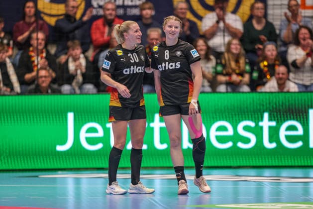 GER, Hamm, Deutschland vs Belgien, EHF EURO Qualifiers, Handball, EHF, Spielzeit 2025 2026, WESTPRESS arena, 6. Spieltag im Bild: Jenny Behrend (Deutschland Handball Frauen 30), Nina Engel (Deutschland Handball Frauen 8), Tor, Jubel und Freude, Emotionen DFB DFL REGULATIONS PROHIBIT ANY USE OF PHOTOGRAPHS AS IMAGE SEQUENCES AND OR QUASI-VIDEO, 12.04.2026 Copyright: HMBxMedia HendrikxHamelau