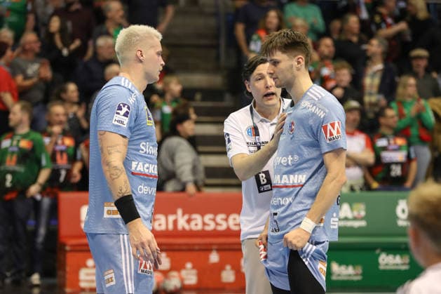 12.04.2026, xgox, Handball - Daikin HBL SC Magdeburg - HC Erlangen emspor, v.l. Marek Nissen (Erlangen, 6), Johannes Sellin (Erlangen, Trainer), Tim Goemmel (Erlangen, 95) enttaeuscht, schaut enttaeuscht, niedergeschlagen, disappointed Magdeburg