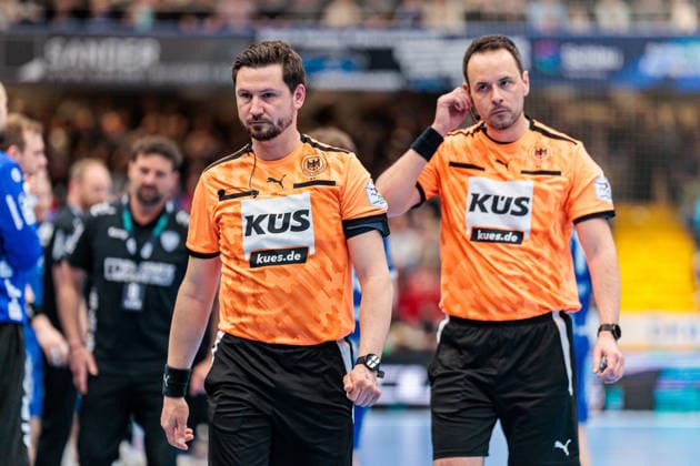v.l. Raphael Piper (Schiedsrichter Assistent), Jannik Otto (Schiedsrichter Assistent) GER, TBV Lemgo Lippe vs. Fuechse Berlin, Handball, 1. Bundesliga, 28. Spieltag, Spielzeit 2025 2026, 12.04.2026 GER, TBV Lemgo Lippe vs. Fuechse Berlin, Handball, 1. Bundesliga, 28. Spieltag, Spielzeit 2025 2026, 12.04.2026 Lemgo Copyright: xEibner-Pressefoto JanxRollingerx EP_JSK