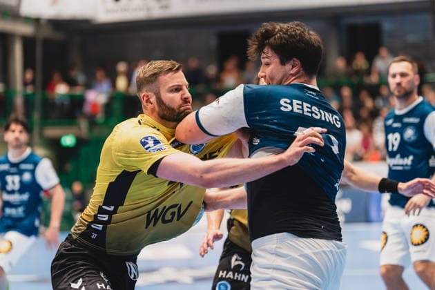 Samuel Roethlisberger (TVB Stuttgart, 17) im Zweikampf mit Aron Seesing (Bergischer HC, 49) Bergischer HC vs. TVB Stuttgart, Handball, Daikin 1.HBL, 28.Spieltag, Saison 2025 26, 12.04.2026, Bergischer HC vs. TVB Stuttgart, Handball, Daikin 1.HBL, 28.Spieltag, Saison 2025 26, 12.04.2026 Wuppertal Copyright: xEibner-Pressefoto LukasxBaldygax EP_LBA