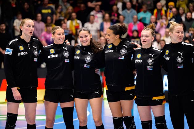 Handball, Frauen: EM-Qualifikation, Deutschland - Belgien, 2. Runde, Gruppe 3, 6. Spieltag v.li. Viola Leuchter (Deutschland), Dana Bleckmann (Deutschland), Chiara Rohr (Deutschland), Aimee von Pereira (Deutschland), Jana Walther (Deutschland), Torhueterin Katharina Filter (Deutschland) Hamm Westpress Arena Nordrhein-Westfalen Deutschland