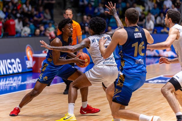 Basketball Bundesliga BBL, Frankfurt Skyliners vs. MLP Academics Heidelberg, Süwag Energie Arena Frankfurt am Main; 12.04.2026 Basketball Bundesliga BBL, Frankfurt am Main, Germany - 12.04.2026: Nahiem Alleyne (Frankfurt Skyliners, 4) am Ball gegen Michael Weathers (MLP Academics Heidelberg, 20), dahinter Radii Caisin (Frankfurt Skyliners, 16), Basketball Bundesliga BBL, Spiel der Frankfurt Skyliners vs. MLP Academics Heidelberg, Süwag Energie Arena Frankfurt am Main Copyright: xBEAUTIFULxSPORTS Freudensteinx