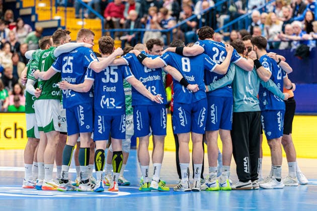 Begruessung der Mannschaften, Fuechse Berlin (Gruen) und TBV Lemgo Lippe (Blau) GER, TBV Lemgo Lippe vs. Fuechse Berlin, Handball, 1. Bundesliga, 28. Spieltag, Spielzeit 2025 2026, 12.04.2026 GER, TBV Lemgo Lippe vs. Fuechse Berlin, Handball, 1. Bundesliga, 28. Spieltag, Spielzeit 2025 2026, 12.04.2026 Lemgo Copyright: xEibner-Pressefoto JanxRollingerx EP_JSK