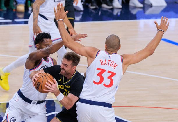 April 12, 2026, Inglewood, California, USA: Pat Spencer 61 of the Golden State Warriors drives past Bennedict Mathurin 9 and Nicolas Batum 33 of the LA Clippers during a regular season NBA, Basketball Herren, USA game on Sunday April 12, 2026 at Intuit Dome Arena in Inglewood, California. Clippers defeat Warriors, 115-110. JAVIER ROJAS PI Clippers Defeat Warriors, 115-110 - ZUMAp124 20260412_zaa_p124_086 Copyright: xJavierxRojasx
