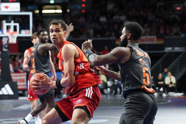 Oscar da Silva (FC Bayern Basketball, 01) mit Corey Davis (Niners Chemnitz, 05), GER, FC Bayern Basketball vs. Niners Chemnitz, Basketball, easycredit Basketball Bundesliga, 29. Spieltag, Saison 2025 2026, 12.04.2026, GER, FC Bayern Basketball vs. Niners Chemnitz, Basketball, easycredit Basketball Bundesliga, 29. Spieltag, Saison 2025 2026, 12.04.2026 Muenchen Copyright: xEibner-Pressefoto JennixMaulx EP_JML