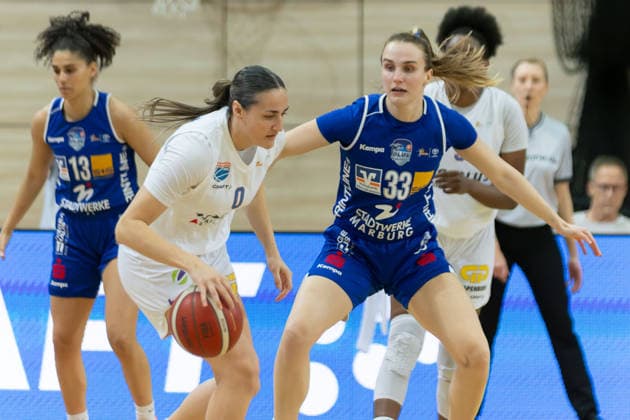 Alexia Allesch (Lions, 0), Greta Kampschroeder (Marburg, 33), Syntainics MBC vs. BC Marburg, Frauen, Basketball, 1. Bundesliga, DBBL, Playoff Halbfinale - 2 5, Saison 2025 26, 13.04.2026. Halle SWH Arena Sachsen-Anhalt Deutschland