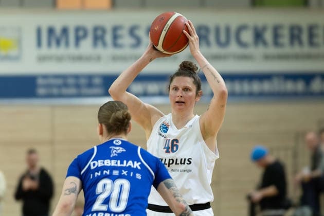 Lea Debeljak (Marburg, 20), Romy Bär (Lions, 46), Syntainics MBC vs. BC Marburg, Frauen, Basketball, 1. Bundesliga, DBBL, Playoff Halbfinale - 2 5, Saison 2025 26, 13.04.2026. Halle SWH Arena Sachsen-Anhalt Deutschland