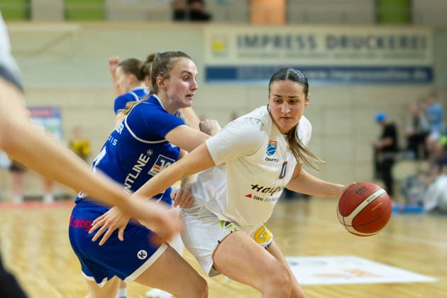 Greta Kampschroeder (Marburg, 33), Alexia Allesch (Lions, 0), Syntainics MBC vs. BC Marburg, Frauen, Basketball, 1. Bundesliga, DBBL, Playoff Halbfinale - 2 5, Saison 2025 26, 13.04.2026. Halle SWH Arena Sachsen-Anhalt Deutschland