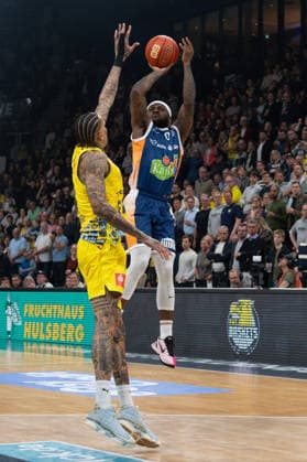 GER, Basketball, easy Credit- BBL, EWE Baskets Oldenburg vs Rostock Seawolves 13.04.2026, EWE Arena, Oldenburg, GER, easy Credit-BBL, Play-Ins, EWE Baskets Oldenburg vs Rostock Seawolves, im Bild TJ CROCKETT Jr. ( Rostock Seawolves 0 ) Michale KYSER ( EWE Baskets Oldenburg 12 )