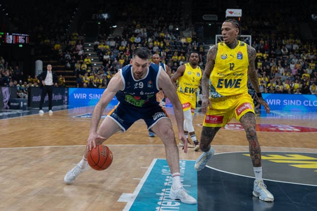 GER, Basketball, easy Credit- BBL, EWE Baskets Oldenburg vs Rostock Seawolves 13.04.2026, EWE Arena, Oldenburg, GER, easy Credit-BBL, Play-Ins, EWE Baskets Oldenburg vs Rostock Seawolves, im Bild Owen KLASSEN( Rostock Seawolves 29 ) Michale KYSER ( EWE Baskets Oldenburg 12 )