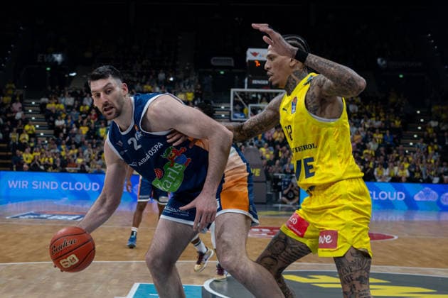 GER, Basketball, easy Credit- BBL, EWE Baskets Oldenburg vs Rostock Seawolves 13.04.2026, EWE Arena, Oldenburg, GER, easy Credit-BBL, Play-Ins, EWE Baskets Oldenburg vs Rostock Seawolves, im Bild Owen KLASSEN( Rostock Seawolves 29 ) Michale KYSER ( EWE Baskets Oldenburg 12 )
