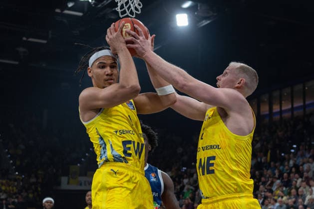 GER, Basketball, easy Credit- BBL, EWE Baskets Oldenburg vs Rostock Seawolves 13.04.2026, EWE Arena, Oldenburg, GER, easy Credit-BBL, Play-Ins, EWE Baskets Oldenburg vs Rostock Seawolves, im Bild Fest im Griff Nicholas TISCHLER ( EWE Baskets Oldenburg 11 ) Seth HINRICHS ( EWE Baskets Oldenburg 21 )