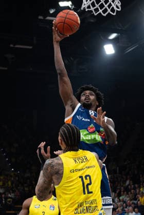 GER, Basketball, easy Credit- BBL, EWE Baskets Oldenburg vs Rostock Seawolves 13.04.2026, EWE Arena, Oldenburg, GER, easy Credit-BBL, Play-Ins, EWE Baskets Oldenburg vs Rostock Seawolves, im Bild Kassim NICHOLSON ( Rostock Seawolves 8 ) Michale KYSER ( EWE Baskets Oldenburg 12 )