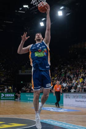 GER, Basketball, easy Credit- BBL, EWE Baskets Oldenburg vs Rostock Seawolves 13.04.2026, EWE Arena, Oldenburg, GER, easy Credit-BBL, Play-Ins, EWE Baskets Oldenburg vs Rostock Seawolves, im Bild Owen KLASSEN( Rostock Seawolves 29 ) Einzelaktion, Ganzkörper Ganzkoerper