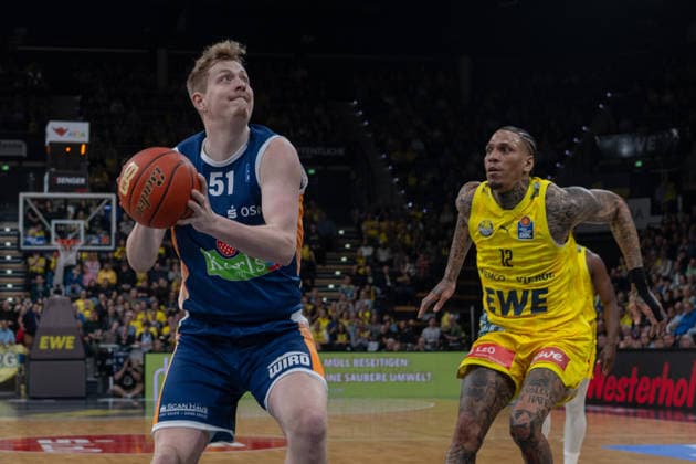 GER, Basketball, easy Credit- BBL, EWE Baskets Oldenburg vs Rostock Seawolves 13.04.2026, EWE Arena, Oldenburg, GER, easy Credit-BBL, Play-Ins, EWE Baskets Oldenburg vs Rostock Seawolves, im Bild Bent LEUCHTEN( Rostock Seawolves 51 ) Michale KYSER ( EWE Baskets Oldenburg 12 )