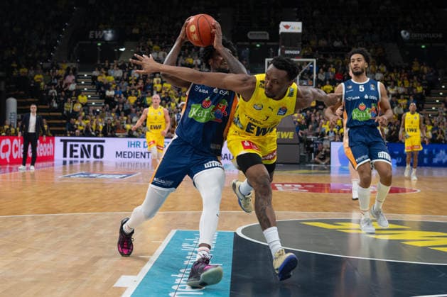 GER, Basketball, easy Credit- BBL, EWE Baskets Oldenburg vs Rostock Seawolves 13.04.2026, EWE Arena, Oldenburg, GER, easy Credit-BBL, Play-Ins, EWE Baskets Oldenburg vs Rostock Seawolves, im Bild Dakarai TUCKER ( EWE Baskets Oldenburg 7 ) Kassim NICHOLSON ( Rostock Seawolves 8 )