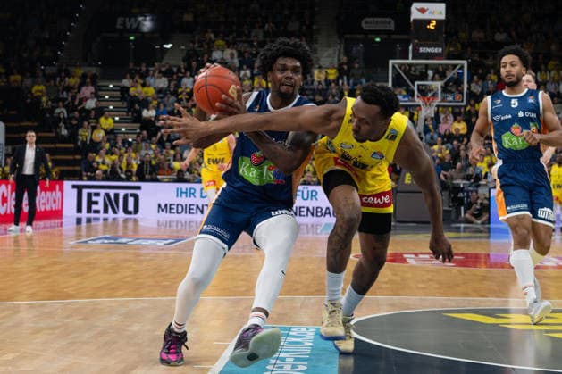 GER, Basketball, easy Credit- BBL, EWE Baskets Oldenburg vs Rostock Seawolves 13.04.2026, EWE Arena, Oldenburg, GER, easy Credit-BBL, Play-Ins, EWE Baskets Oldenburg vs Rostock Seawolves, im Bild Dakarai TUCKER ( EWE Baskets Oldenburg 7 ) Kassim NICHOLSON ( Rostock Seawolves 8 )