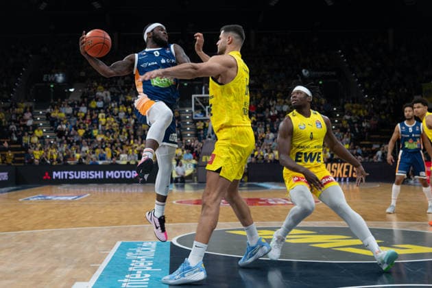 GER, Basketball, easy Credit- BBL, EWE Baskets Oldenburg vs Rostock Seawolves 13.04.2026, EWE Arena, Oldenburg, GER, easy Credit-BBL, Play-Ins, EWE Baskets Oldenburg vs Rostock Seawolves, im Bild Kassim NICHOLSON ( Rostock Seawolves 8 ) Filip STANIC ( EWE Baskets Oldenburg 65 ) Brain FOBBS ( EWE Baskets Oldenburg 4 )