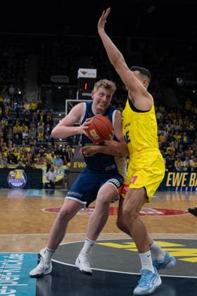 GER, Basketball, easy Credit- BBL, EWE Baskets Oldenburg vs Rostock Seawolves 13.04.2026, EWE Arena, Oldenburg, GER, easy Credit-BBL, Play-Ins, EWE Baskets Oldenburg vs Rostock Seawolves, im Bild Bent LEUCHTEN( Rostock Seawolves 51 ) Filip STANIC ( EWE Baskets Oldenburg 65 )