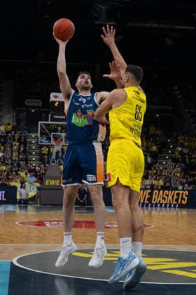 GER, Basketball, easy Credit- BBL, EWE Baskets Oldenburg vs Rostock Seawolves 13.04.2026, EWE Arena, Oldenburg, GER, easy Credit-BBL, Play-Ins, EWE Baskets Oldenburg vs Rostock Seawolves, im Bild Owen KLASSEN( Rostock Seawolves 29 ) Filip STANIC ( EWE Baskets Oldenburg 65 )