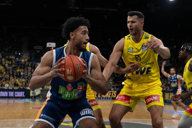 GER, Basketball, easy Credit- BBL, EWE Baskets Oldenburg vs Rostock Seawolves 13.04.2026, EWE Arena, Oldenburg, GER, easy Credit-BBL, Play-Ins, EWE Baskets Oldenburg vs Rostock Seawolves, im Bild D Shawn SCHWARTZ ( Rostock Seawolves 5 ) Filip STANIC ( EWE Baskets Oldenburg 65 )