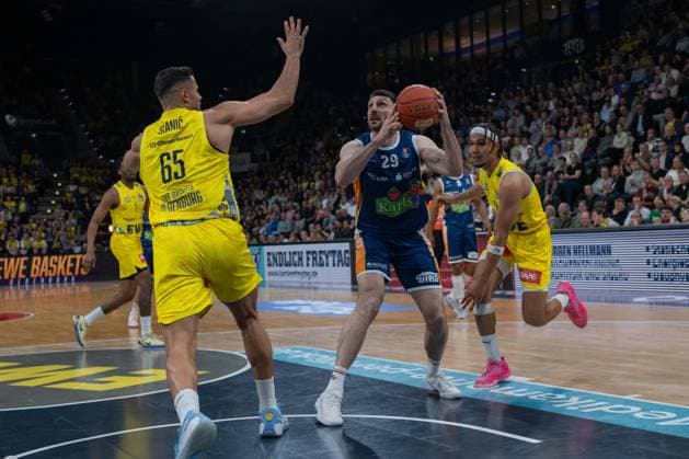 GER, Basketball, easy Credit- BBL, EWE Baskets Oldenburg vs Rostock Seawolves 13.04.2026, EWE Arena, Oldenburg, GER, easy Credit-BBL, Play-Ins, EWE Baskets Oldenburg vs Rostock Seawolves, im Bild Owen KLASSEN( Rostock Seawolves 29 ) Filip STANIC ( EWE Baskets Oldenburg 65 ) Nicholas TISCHLER ( EWE Baskets Oldenburg 11 )