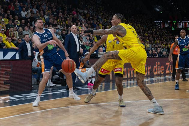 GER, Basketball, easy Credit- BBL, EWE Baskets Oldenburg vs Rostock Seawolves 13.04.2026, EWE Arena, Oldenburg, GER, easy Credit-BBL, Play-Ins, EWE Baskets Oldenburg vs Rostock Seawolves, im Bild Owen KLASSEN( Rostock Seawolves 29 ) Michale KYSER ( EWE Baskets Oldenburg 12 )