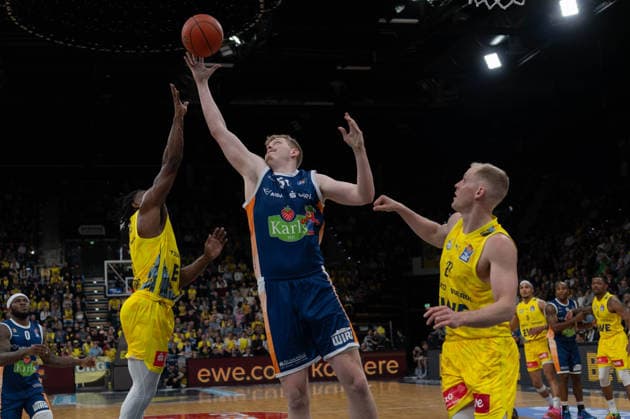 GER, Basketball, easy Credit- BBL, EWE Baskets Oldenburg vs Rostock Seawolves 13.04.2026, EWE Arena, Oldenburg, GER, easy Credit-BBL, Play-Ins, EWE Baskets Oldenburg vs Rostock Seawolves, im Bild Bent LEUCHTEN( Rostock Seawolves 51 ) Chris CLEMONS ( EWE Baskets Oldenburg 3 ) Seth HINRICHS ( EWE Baskets Oldenburg 21 )