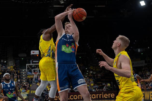 GER, Basketball, easy Credit- BBL, EWE Baskets Oldenburg vs Rostock Seawolves 13.04.2026, EWE Arena, Oldenburg, GER, easy Credit-BBL, Play-Ins, EWE Baskets Oldenburg vs Rostock Seawolves, im Bild Bent LEUCHTEN( Rostock Seawolves 51 ) Chris CLEMONS ( EWE Baskets Oldenburg 3 ) Seth HINRICHS ( EWE Baskets Oldenburg 21 )