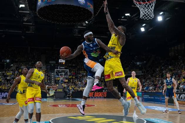 GER, Basketball, easy Credit- BBL, EWE Baskets Oldenburg vs Rostock Seawolves 13.04.2026, EWE Arena, Oldenburg, GER, easy Credit-BBL, Play-Ins, EWE Baskets Oldenburg vs Rostock Seawolves, im Bild TJ CROCKETT Jr. ( Rostock Seawolves 0 ) Michale KYSER ( EWE Baskets Oldenburg 12 )