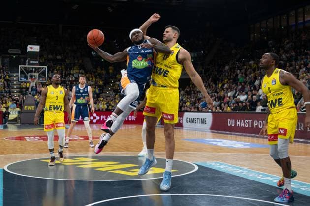 GER, Basketball, easy Credit- BBL, EWE Baskets Oldenburg vs Rostock Seawolves 13.04.2026, EWE Arena, Oldenburg, GER, easy Credit-BBL, Play-Ins, EWE Baskets Oldenburg vs Rostock Seawolves, im Bild TJ CROCKETT Jr. ( Rostock Seawolves 0 ) Filip STANIC ( EWE Baskets Oldenburg 65 ) Kyle LOFTON ( EWE Baskets Oldenburg 0 )