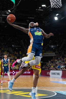 GER, Basketball, easy Credit- BBL, EWE Baskets Oldenburg vs Rostock Seawolves 13.04.2026, EWE Arena, Oldenburg, GER, easy Credit-BBL, Play-Ins, EWE Baskets Oldenburg vs Rostock Seawolves, im Bild TJ CROCKETT Jr. ( Rostock Seawolves 0 ) Filip STANIC ( EWE Baskets Oldenburg 65 )