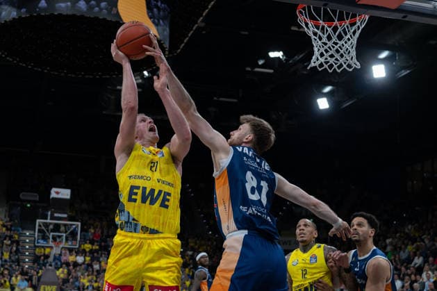 GER, Basketball, easy Credit- BBL, EWE Baskets Oldenburg vs Rostock Seawolves 13.04.2026, EWE Arena, Oldenburg, GER, easy Credit-BBL, Play-Ins, EWE Baskets Oldenburg vs Rostock Seawolves, im Bild Seth HINRICHS ( EWE Baskets Oldenburg 21 ) Andy VAN VLIET( Rostock Seawolves 81 )