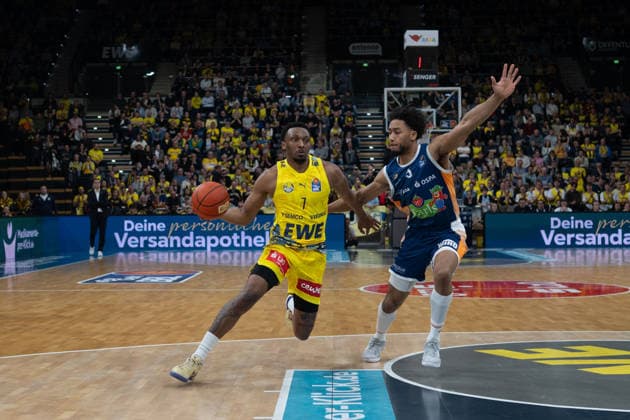 GER, Basketball, easy Credit- BBL, EWE Baskets Oldenburg vs Rostock Seawolves 13.04.2026, EWE Arena, Oldenburg, GER, easy Credit-BBL, Play-Ins, EWE Baskets Oldenburg vs Rostock Seawolves, im Bild Dakarai TUCKER ( EWE Baskets Oldenburg 7 ) D Shawn SCHWARTZ ( Rostock Seawolves 5 )