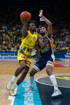 GER, Basketball, easy Credit- BBL, EWE Baskets Oldenburg vs Rostock Seawolves 13.04.2026, EWE Arena, Oldenburg, GER, easy Credit-BBL, Play-Ins, EWE Baskets Oldenburg vs Rostock Seawolves, im Bild Dakarai TUCKER ( EWE Baskets Oldenburg 7 ) D Shawn SCHWARTZ ( Rostock Seawolves 5 )