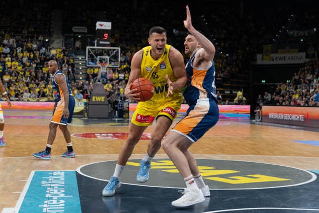 GER, Basketball, easy Credit- BBL, EWE Baskets Oldenburg vs Rostock Seawolves 13.04.2026, EWE Arena, Oldenburg, GER, easy Credit-BBL, Play-Ins, EWE Baskets Oldenburg vs Rostock Seawolves, im Bild Filip STANIC ( EWE Baskets Oldenburg 65 ) Owen KLASSEN( Rostock Seawolves 29 )