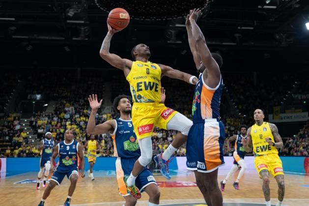 GER, Basketball, easy Credit- BBL, EWE Baskets Oldenburg vs Rostock Seawolves 13.04.2026, EWE Arena, Oldenburg, GER, easy Credit-BBL, Play-Ins, EWE Baskets Oldenburg vs Rostock Seawolves, im Bild Kyle LOFTON ( EWE Baskets Oldenburg 0 ) Phillip GREENE IV ( Rostock Seawolves 16 ) D Shawn SCHWARTZ ( Rostock Seawolves 5 )