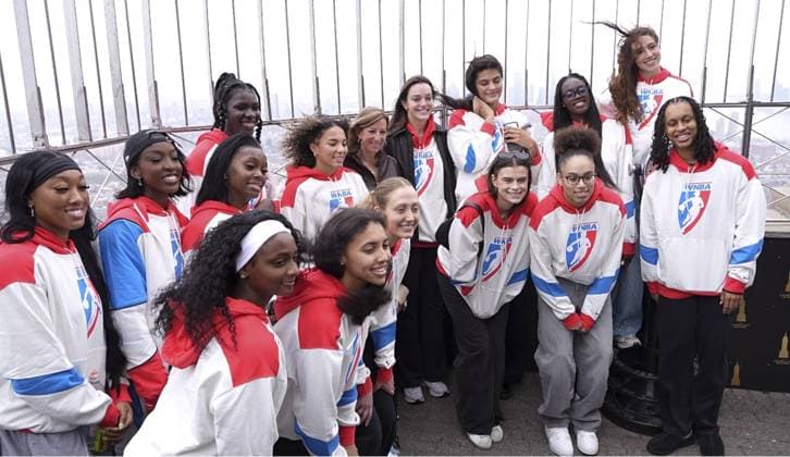 RECORD DATE NOT STATED Lauren Betts, Flau™jae Johnson, Olivia Miles, Azzi Fudd, Awa Fam Thiam and More Light the Empire State Building in Celebration of the 2026 WNBA, Basketball Damen, USA Draft. (NEW) Lauren Betts, Flau™jae Johnson, Olivia Miles, Azzi Fudd, Awa Fam Thiam and More Light the Empire State Building in Celebration of the 2026 WNBA Draft. April 13, 2026, New York, USA: Lauren Betts, UCLA center Flau™jae Johnson, LSU guard Olivia Miles, TCU guard Azzi Fudd, Connecticut guard Awa Fam Thiam, Spain national team, Nationalteam center, Kiki Rice, UCLA guard Raven Johnson, South Carolina guard, Ta™Niya Latson, South Carolina guard, Nell Angloma, Basket Lattes Montpellier Agglomeration forward, Angela Dugalic, UCLA forward Gabriela Jaquez, UCLA guard Gianna Kneepkens, UCLA guard Cotie McMahon, Ole Miss forward Madina Okot, South Carolina center Marta Suarez, TCU forward, light the Empire State Building in celebration of the 2026 WNBA Draft presented by State Street Investment Management SPY. All 15 prospects will attend the draft on Monday (13) evening. Credit: Jorge Estrellado Thenews2(Foto: Jorge Estrellado Thenews2 imago images) SPO Copyright: xJorgexEstrelladox