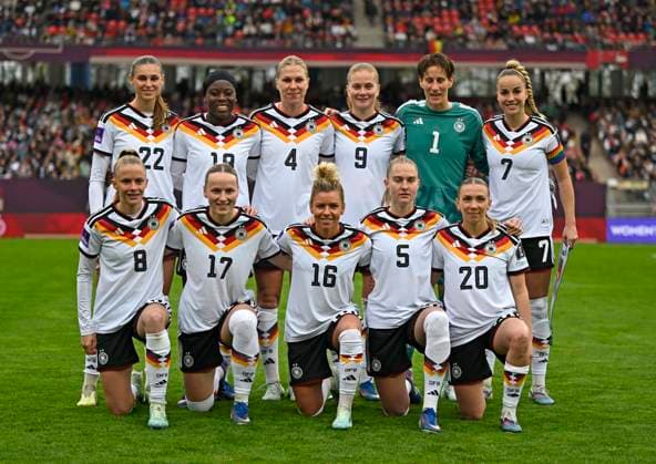 14.04.2026, WM-Qualifikation Europa, Frauen 2026, 3.Spieltag, Deutschland - Österreich, im Max-Morlock-Stadion Nürnberg, Teamfoto Vordere Reihe v.l. Vivien Endmann (Deutschland), Franziska Kett (Deutschland), Linda Dallmann (Deutschland) , Janina Minge (Deutschland) und Elisa Senß (Deutschland) Hintere Reihe v.l. Jule Brand (Deutschland), Nicole Anyomi (Deutschland), Rebecca Knaak (Deutschland), Sjoeke Nüsken (Deutschland), Torhüterin Ann-Katrin Berger (Deutschland) und Giulia Gwinn (Deutschland)