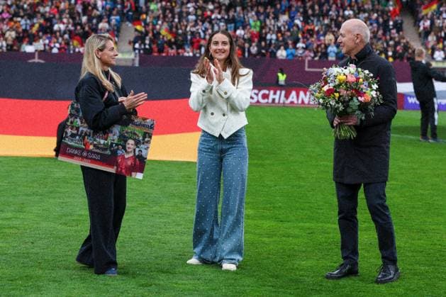 Sportdirektorin Nia Kuenzer (Deutschland) und DFB-Praesident Bernd Neuendorf (Deutschland) verabschieden Sara Daebritz aus der Frauen-Nationalmannschaft, Deutschland vs. Oesterreich, DFB, Fussball, Frauen, Qualifikation zur Frauen-WM, Gruppenphase, Gruppe D, Spieltag 3 von 6, Saison 2025 26, 14.04.2026 Nuernberg Bayern Deutschland